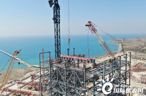 中国能建设计建设土耳其胡努特鲁电站1号锅炉大板梁开始吊装