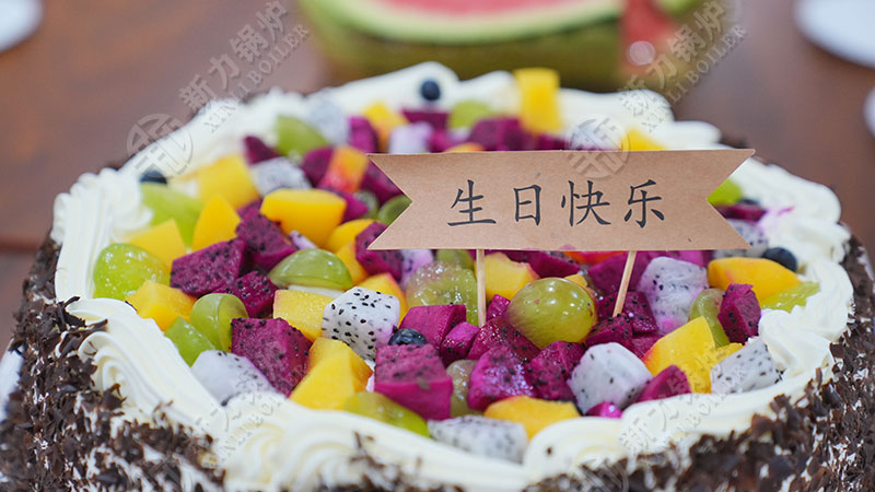 庆祝成长，共享喜悦：公司员工生日派对与入职周年庆典联袂上演